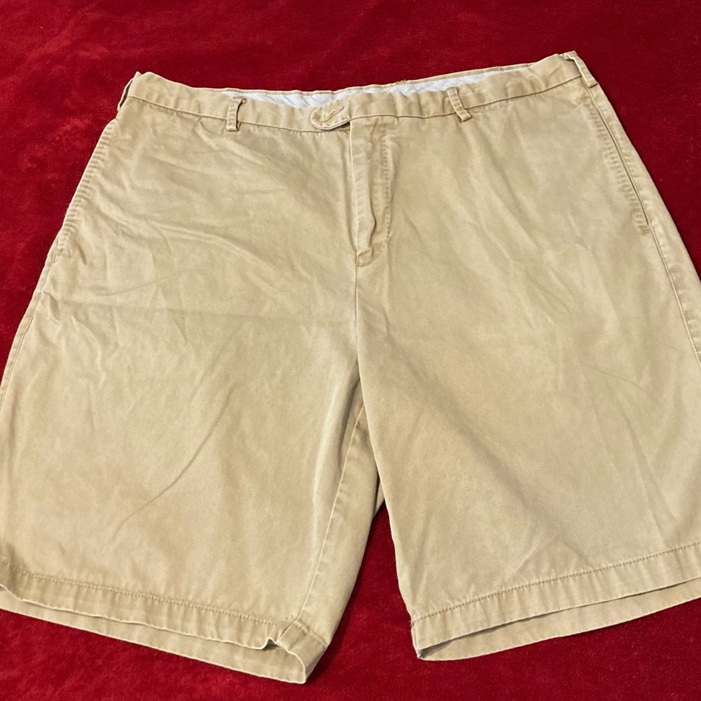 Men’s size 38 white khaki shorts.